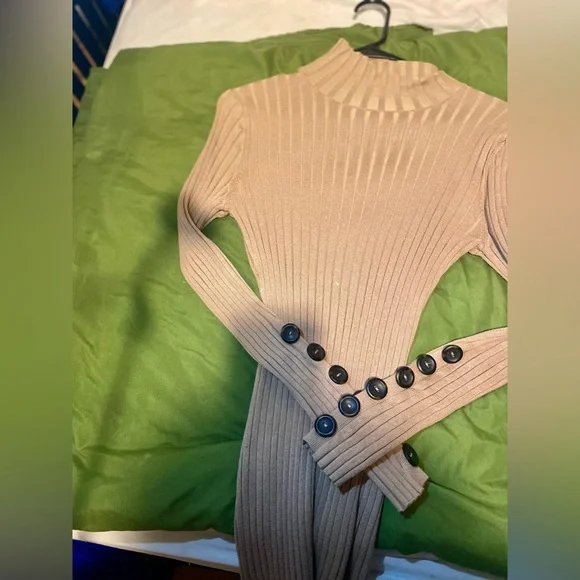 Beautiful long dress by Derek Heart - Picture 2 of 3